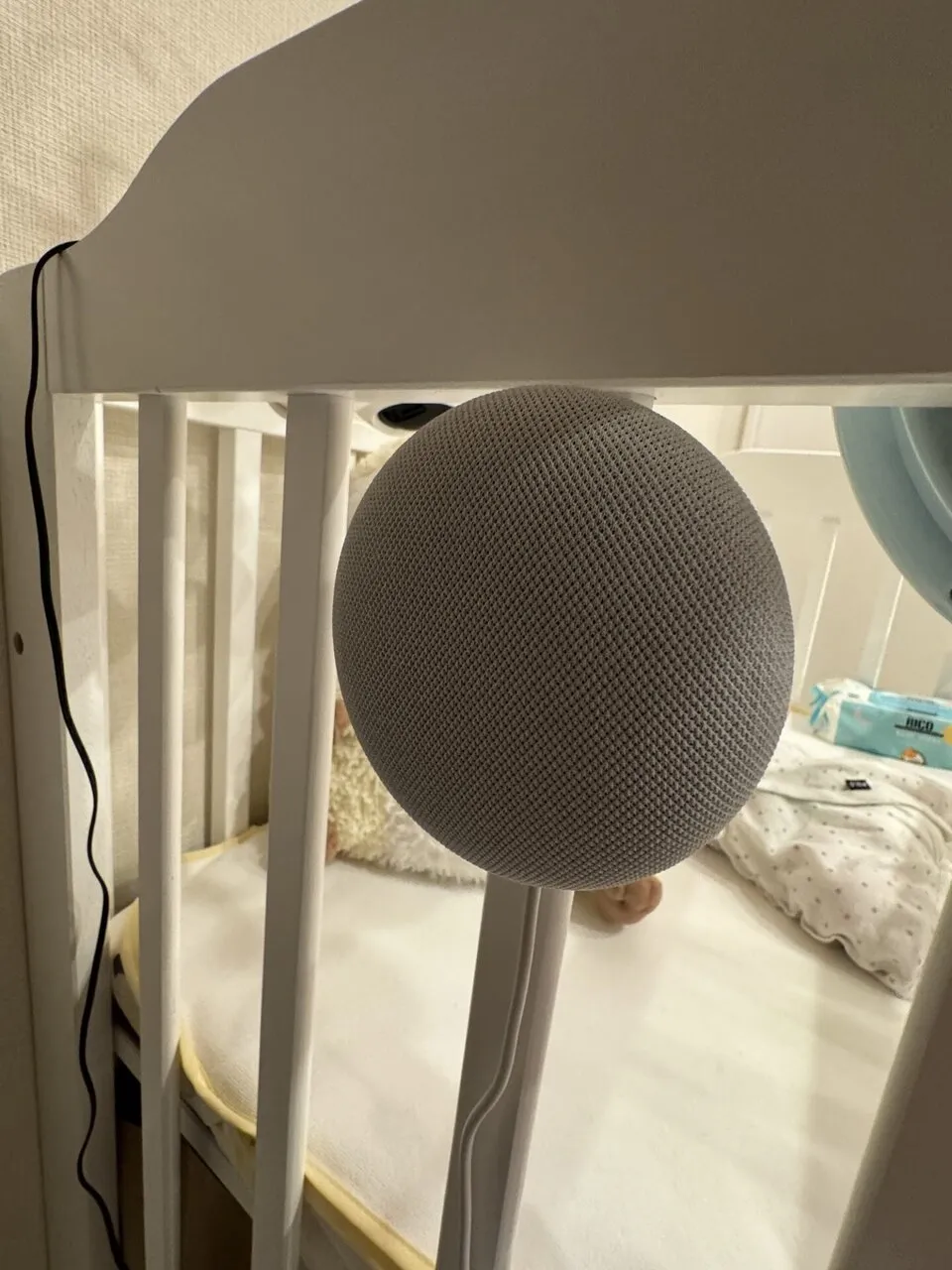 ベビーベッドに設置されたNest Mini