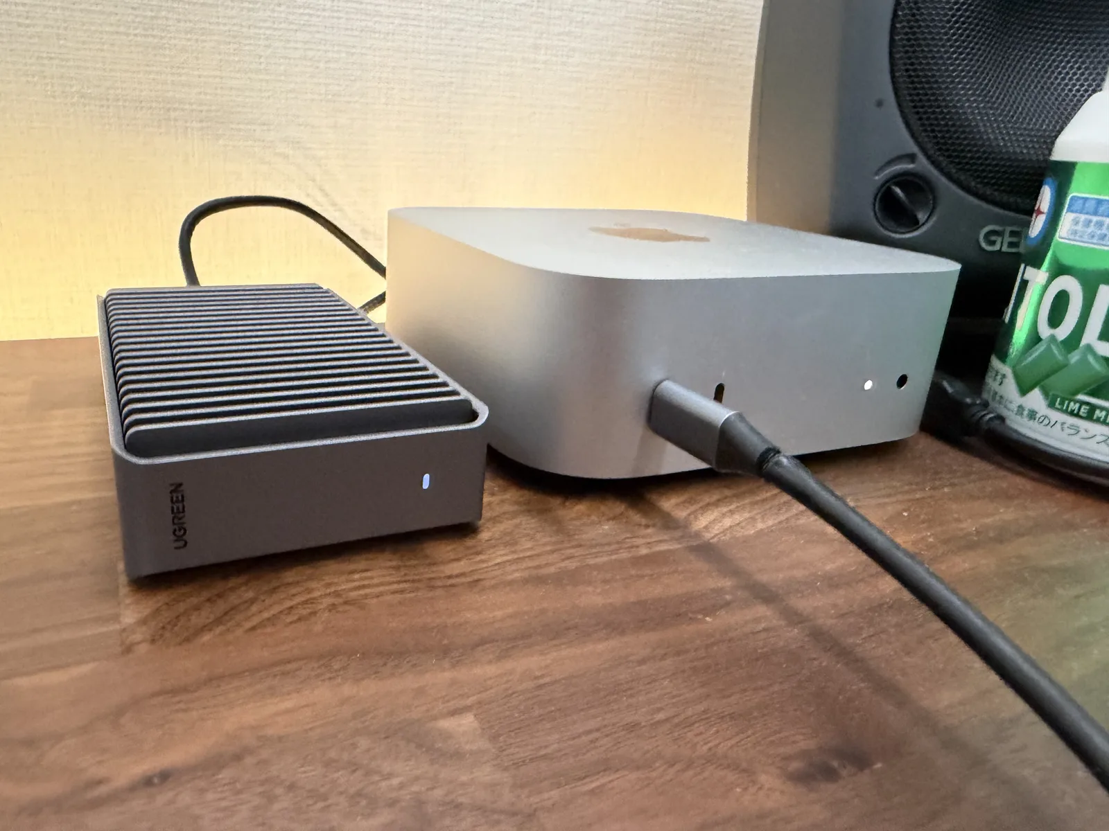 Mac mini M4 の背面に Thunderbolt 4 で M.2 NVMe ケースを接続した状態