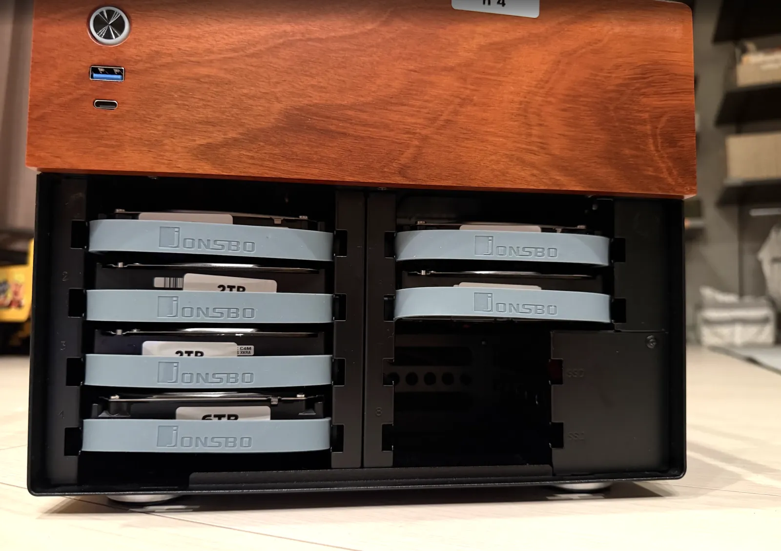 JONSBO N4 のフロントパネルを開け、JONSBO のハンドルを付けた HDD が並ぶ様子